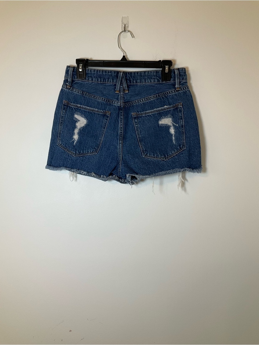 Good American Distressed Denim Shorts Raw Hem Blue Size 2/26 - Picture 2 of 5